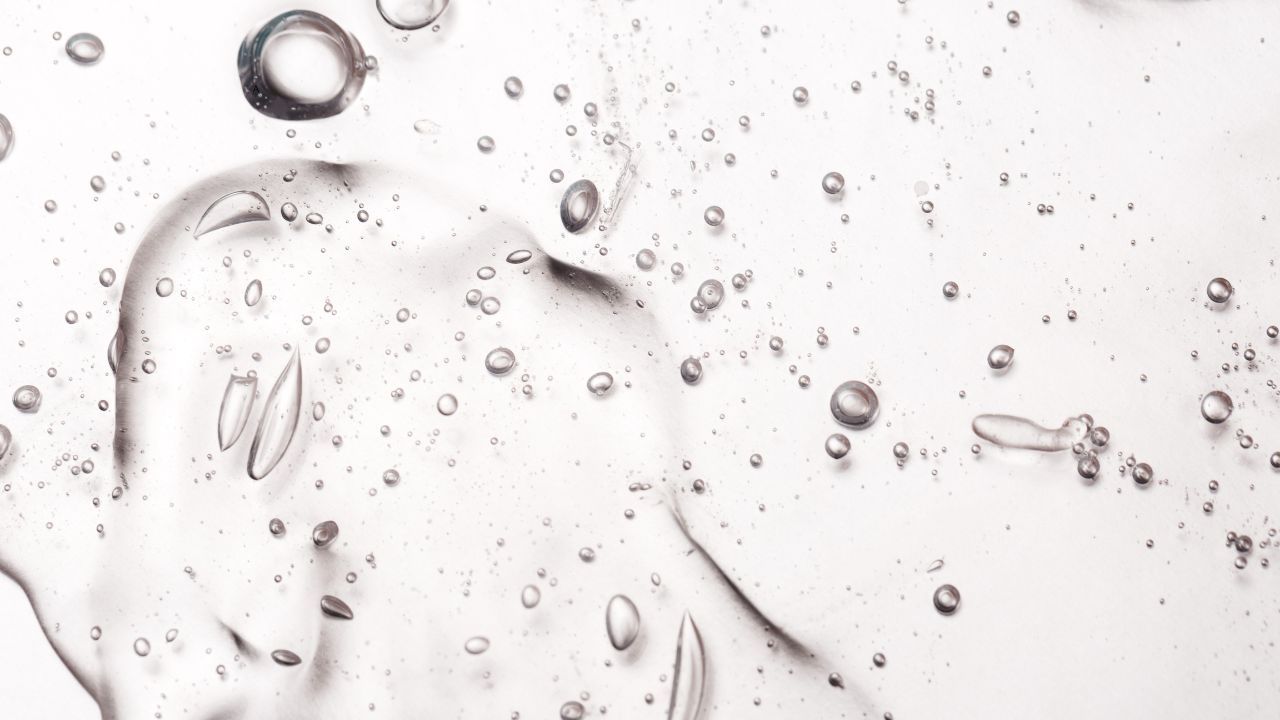 Goma Xantana: Usos, características y formulación de gel desodorante antitranspirante