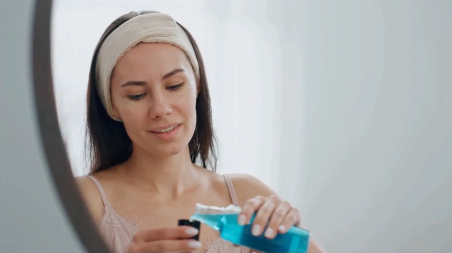 Cómo elaborar una base de gel fluido para enjuagues bucales 